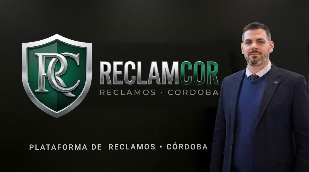 Leonel A. Stelzer en el estudio RECLAMCOR, junto al logotipo de la plataforma